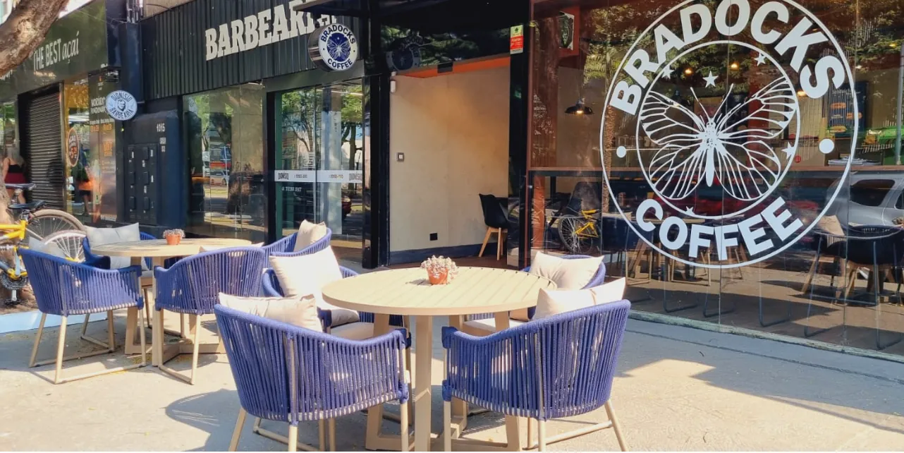 Cadeiras externas Santorelli em espaço comercial