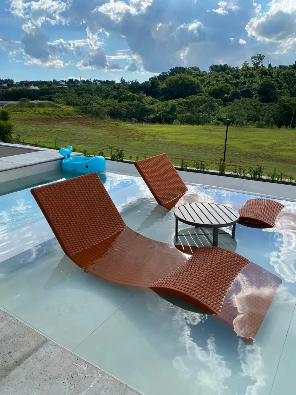 Espreguiçadeiras Santorelli à beira da piscina