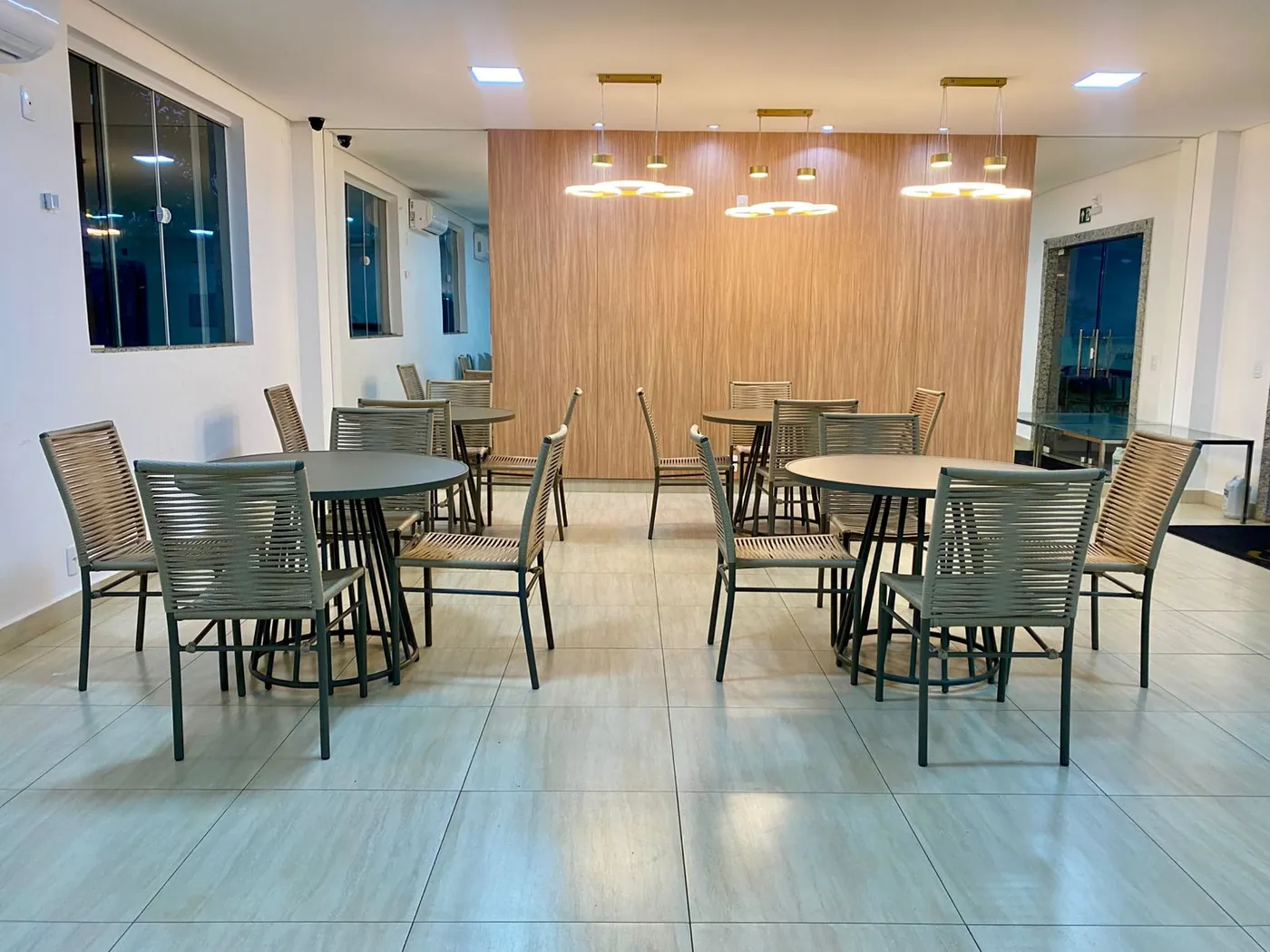 Mesa e cadeiras Santorelli em área de alimentação