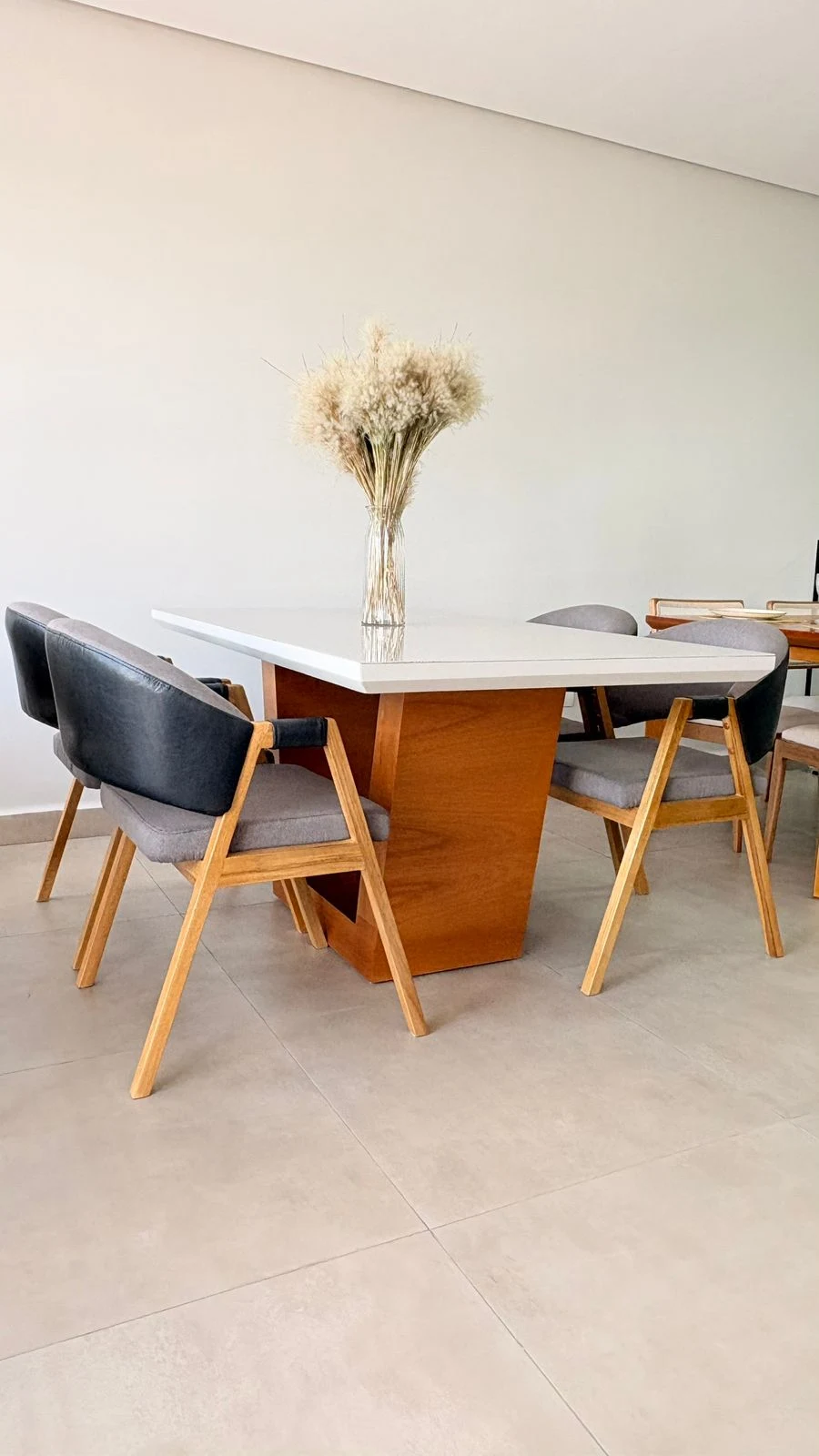 Mesa com tampo branco e base madeira