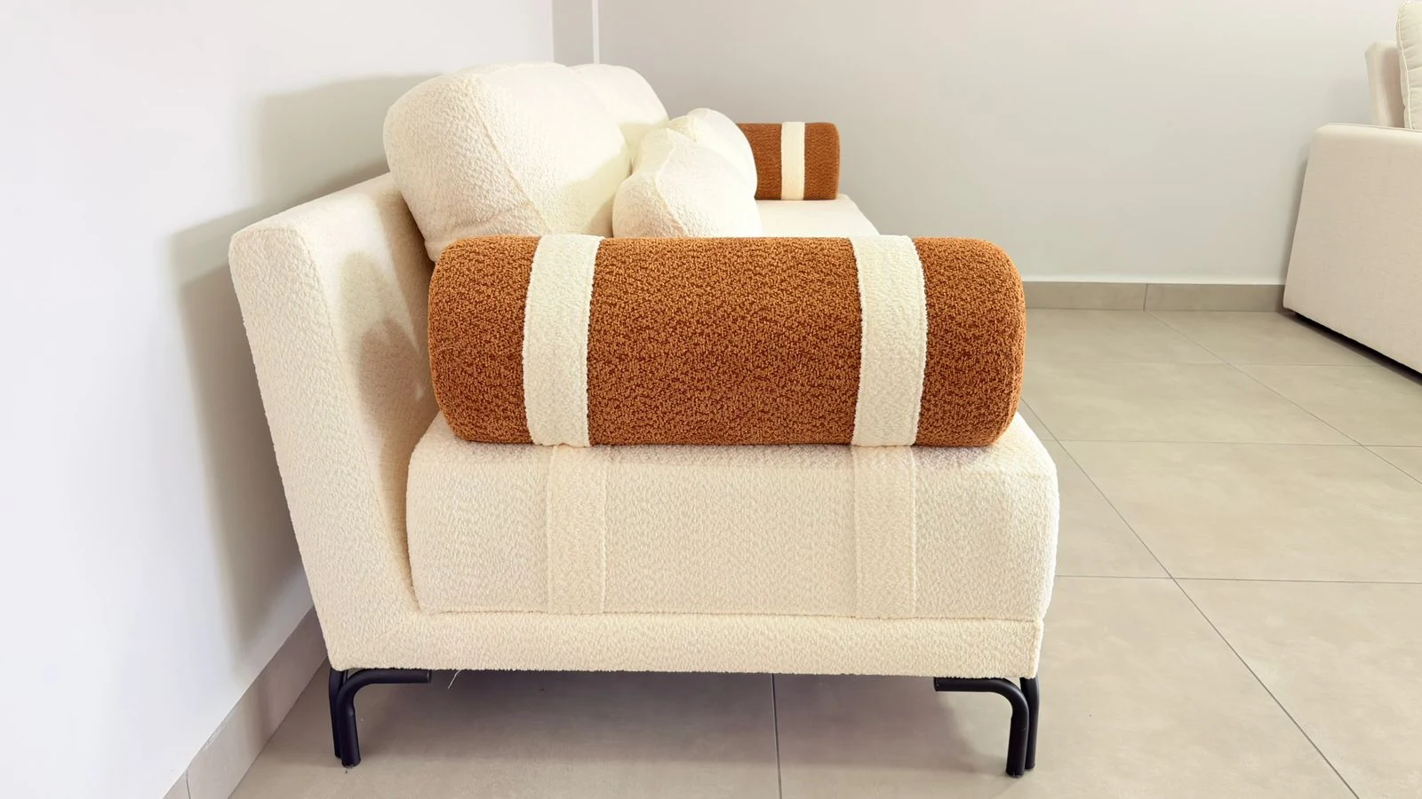 Poltrona boucle branca com almofada terracota