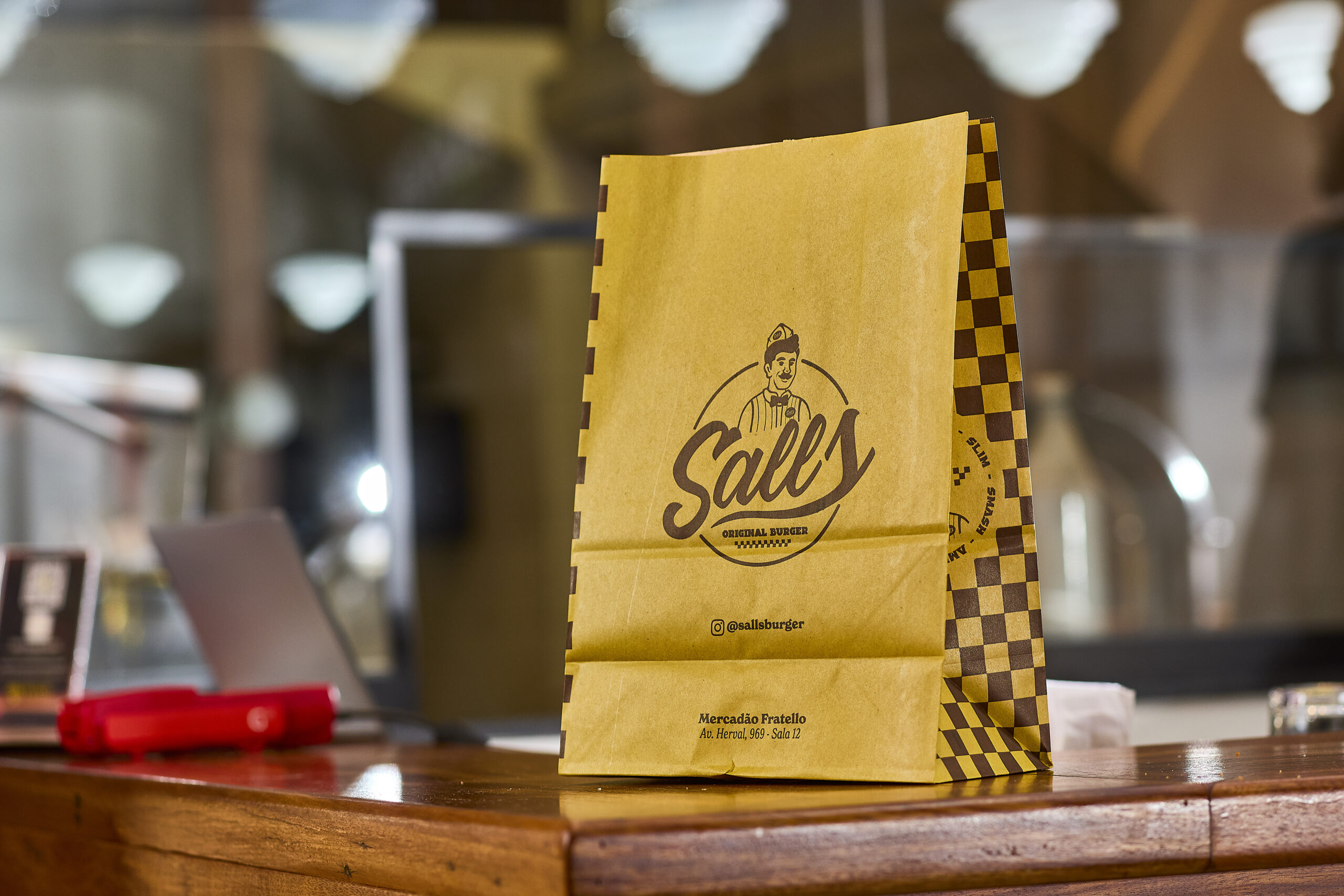 Mesa cheia na Sall's Burger